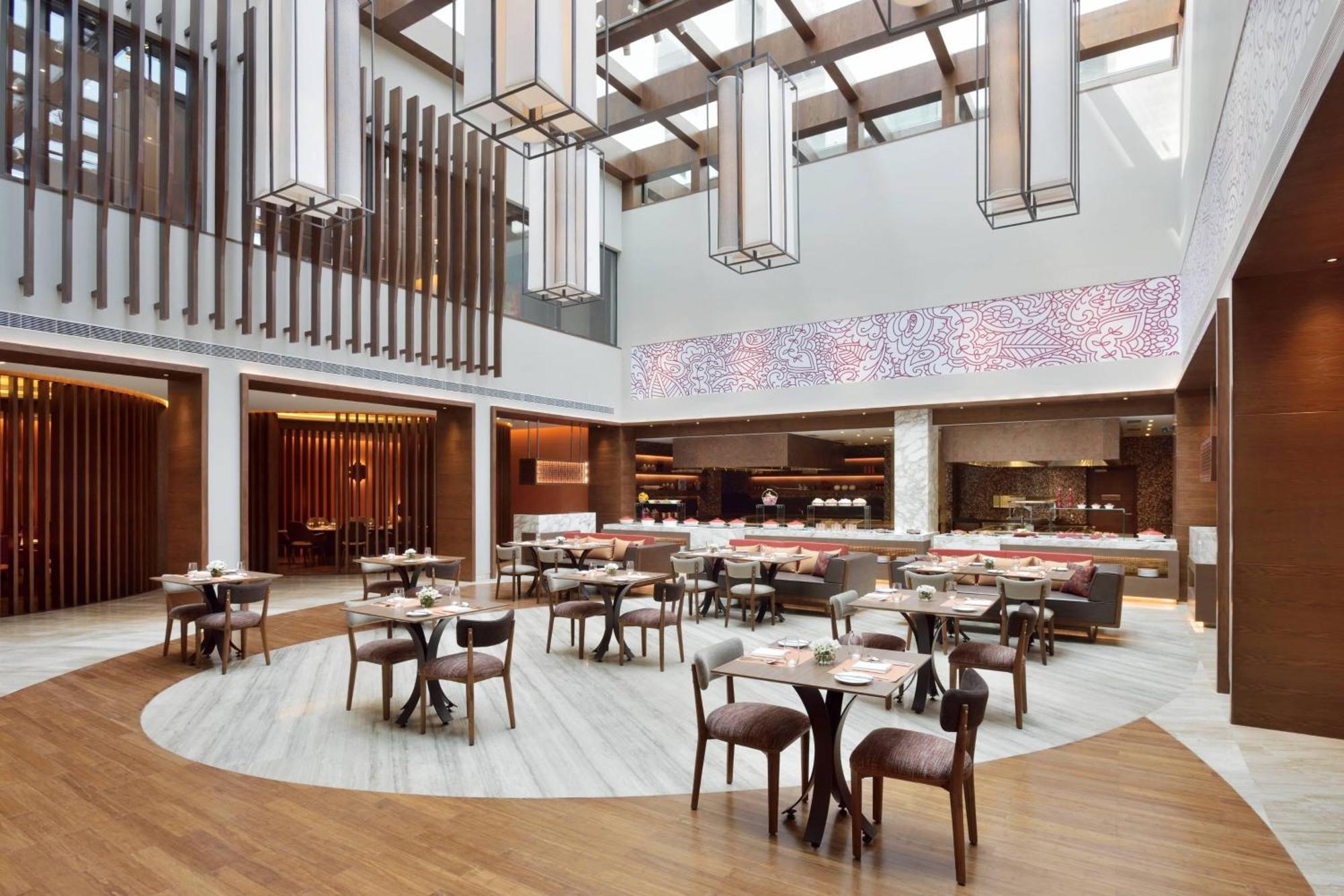Courtyard By Marriott Raipur Hotel Buitenkant foto