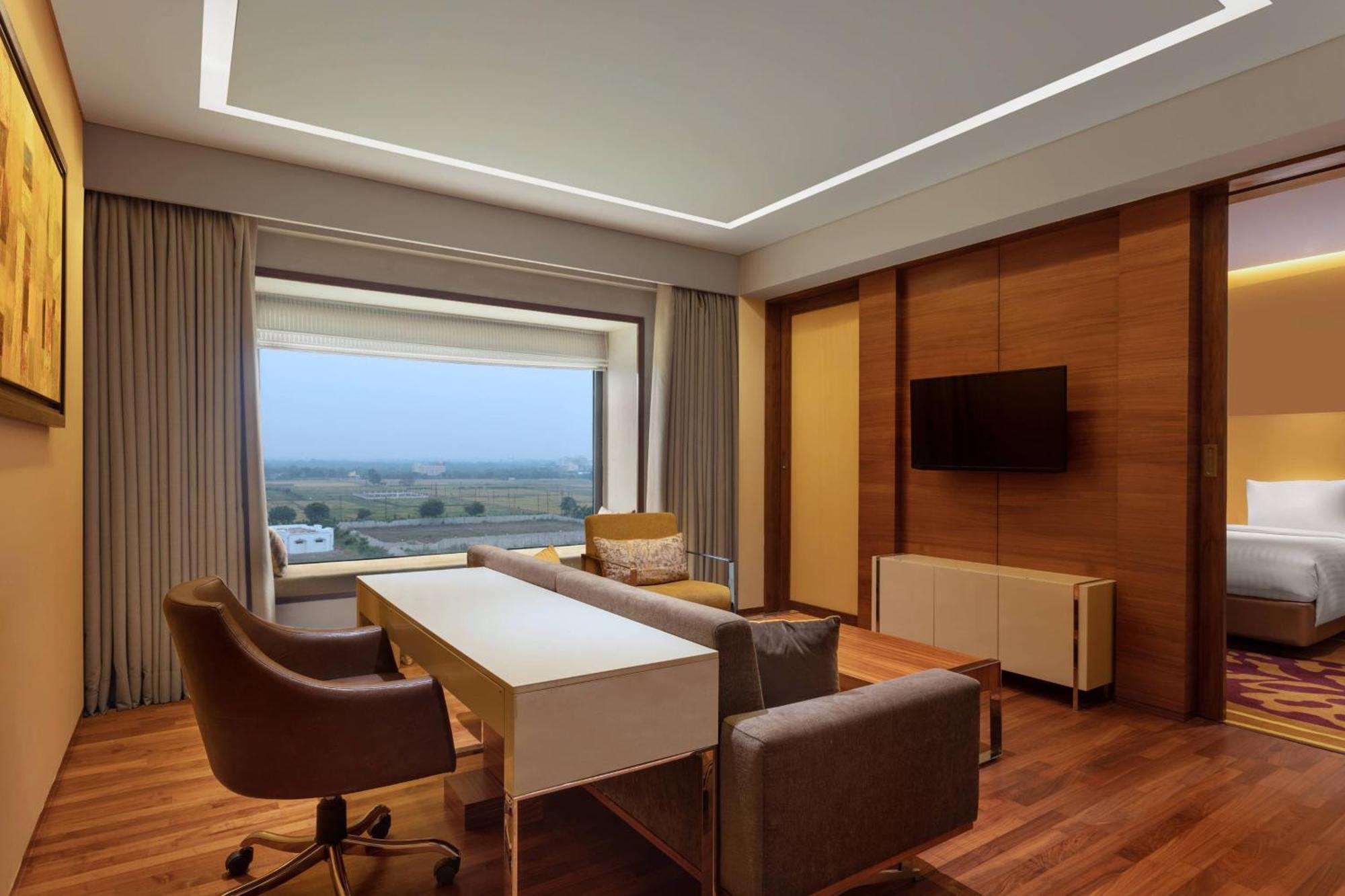 Courtyard By Marriott Raipur Hotel Buitenkant foto
