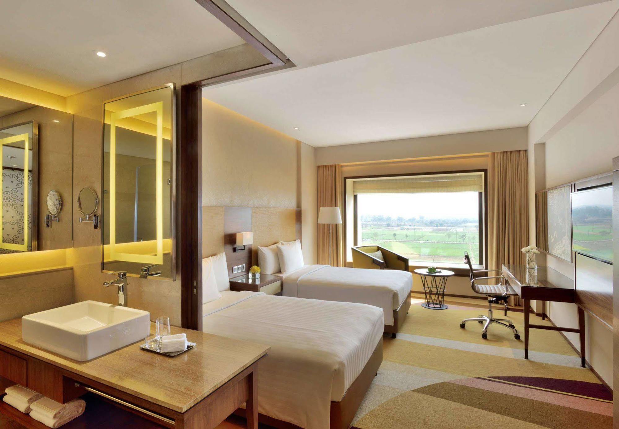 Courtyard By Marriott Raipur Hotel Buitenkant foto