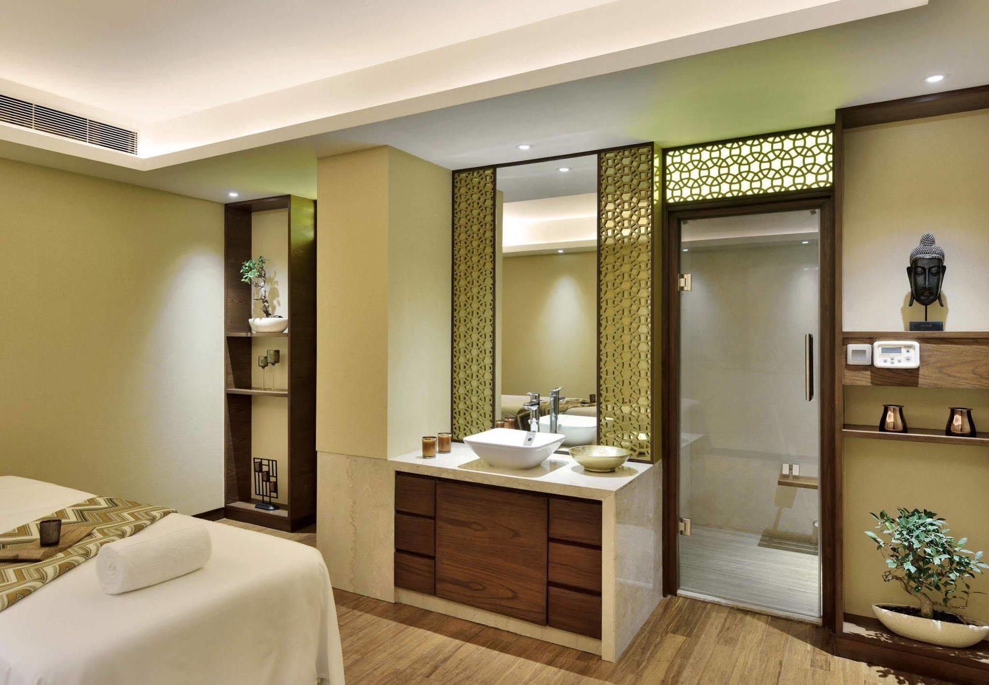 Courtyard By Marriott Raipur Hotel Buitenkant foto
