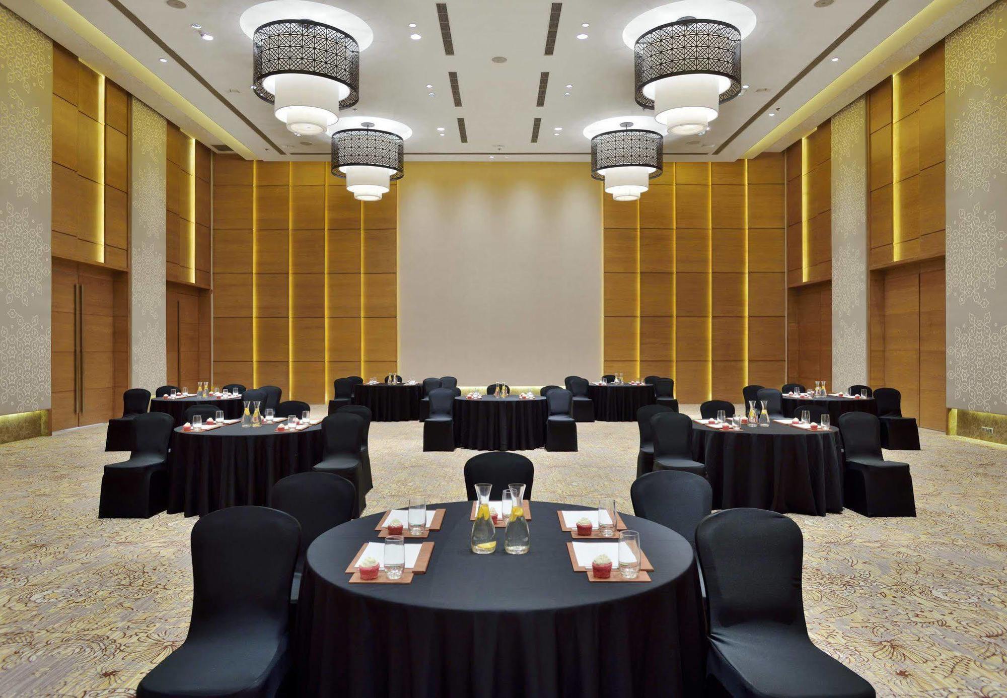 Courtyard By Marriott Raipur Hotel Buitenkant foto